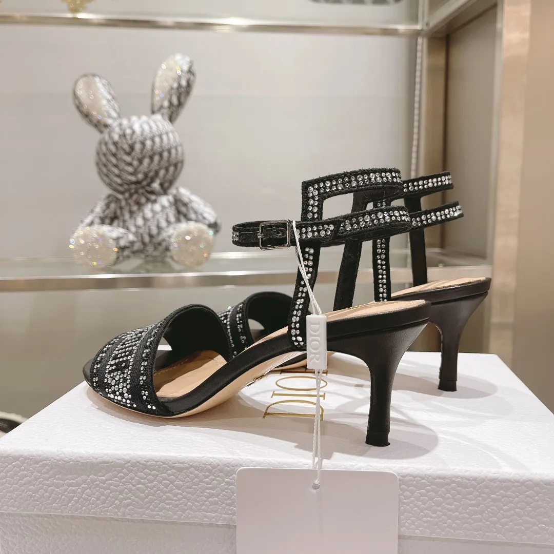 👟👟Ex-factory price 560👟👟 Original mold opening, 1:1 reproduction, using original Italian last, authenticity is as high as 99%, purchasing agent level, original order quality. The Dway heeled sandals reinterpret Dior's iconic piece for an elegant look. Crafted from cotton, it's embroidered with metallic threads and embellished with gold crystals, while the delicate band on the upper highlights the embroidered "CHRISTIAN DIOR" signature. The style is refined and enhanced with a 6.5cm heel, making it the ideal piece to pair with formal looks. ✅The upper is decorated with "CHRISTIAN DIOR" logo embroidery ✅Adjustable ankle straps with buckles ✅Heel height: 6.5cm. Made of imported leather ✅Outsole: original genuine leather outsole imported from Italy The sole is decorated with Christian Dior's lucky star symbol ✅Size: 35-40 ✅Packaging: full set of original counter packaging